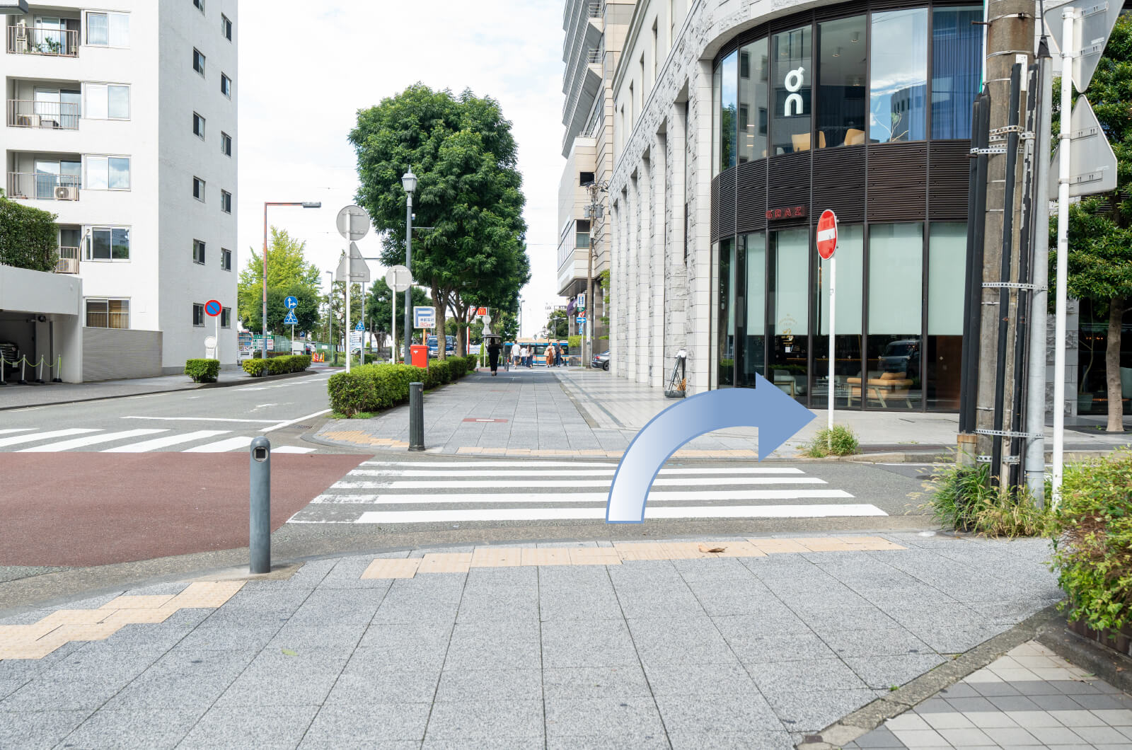 一つ目の十字路の右斜め前のビルになります。右に曲がると入り口が左手にあります